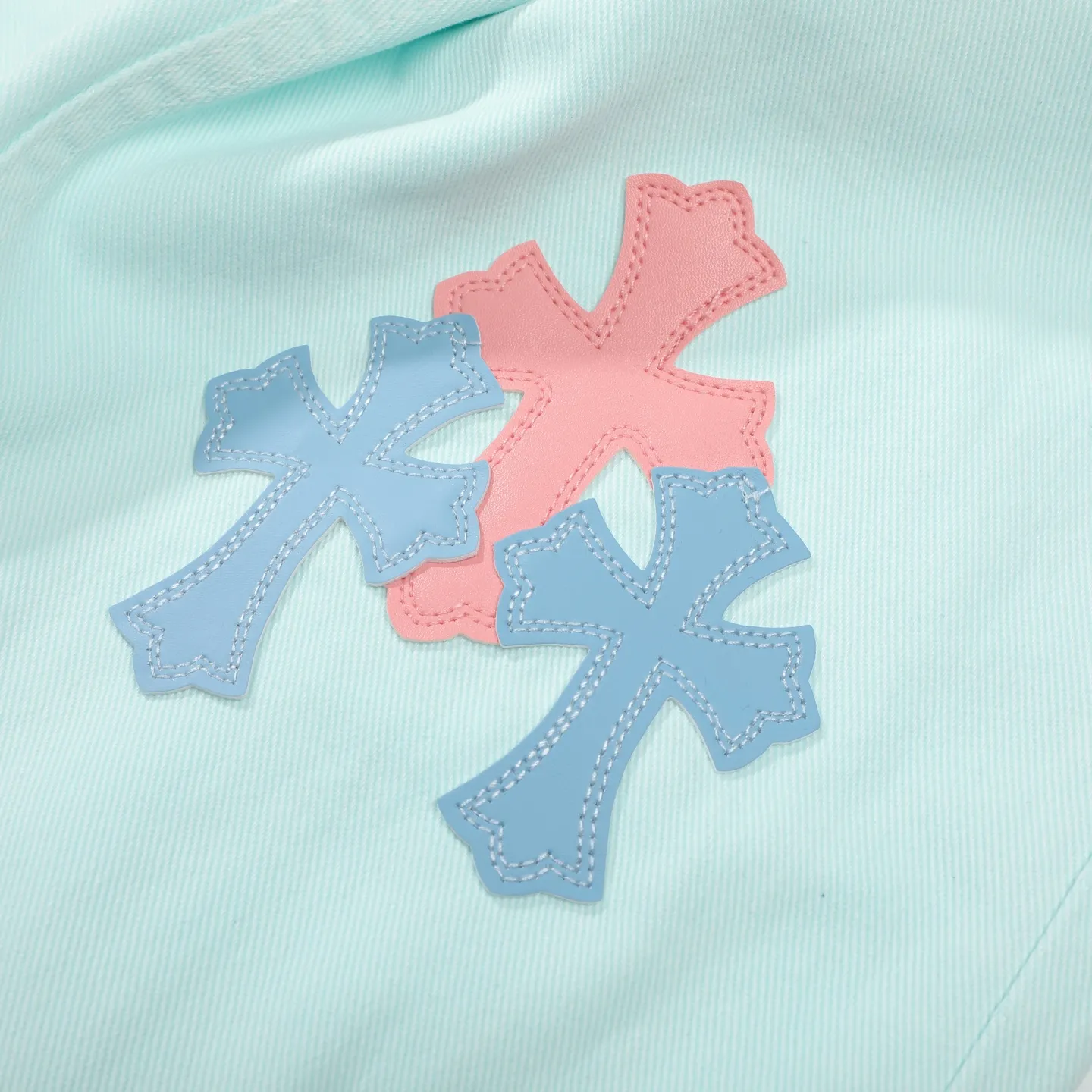 P260 Chrome Hearts light blue blue trousers, pink and blue patchwork leather couple's best friend jeans. CH jeans need to be washed and then disassembled and hand-stitched with sheepskin cross leather and then spliced ​​together. The whole piece has too many craftsmanship to explain. The patches are decorated with cross flowers, and the high-waisted washed jeans! ! Absolutely high-end luxury products, god-level single products and super popular products, made with top heavy industry, a must-see magic weapon. Customized hardware. The fabric is thick and soft after washing. It has good breathability. Customized small leather label. Unique design. The details are simple and elegant, and the workmanship is exquisite. The entire trousers are neatly routed and the details are in place! It’s so cool that both men and women can easily control the genderless trend! Color: Picture color Size: 28 30 32 34 36